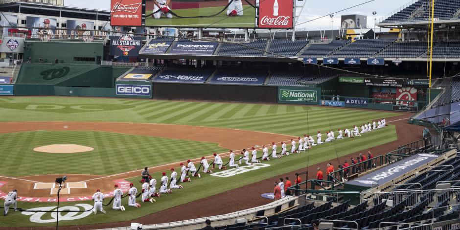 Peloteros de Nationals y Yankees antes de disputar el juego inaugural de la campaña de la MLB.