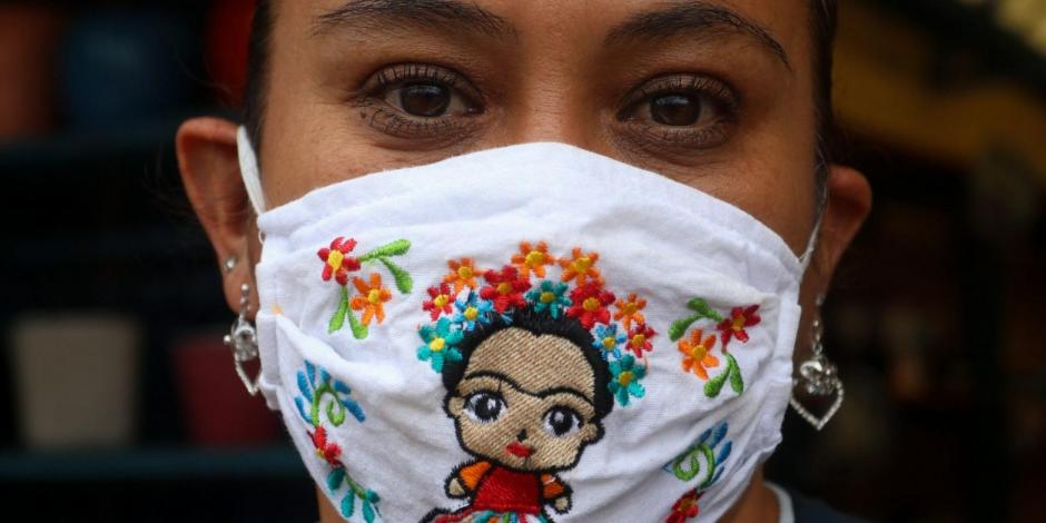 Como ella, miles de mexicanos portan el cubrebocas como medida sanitaria.