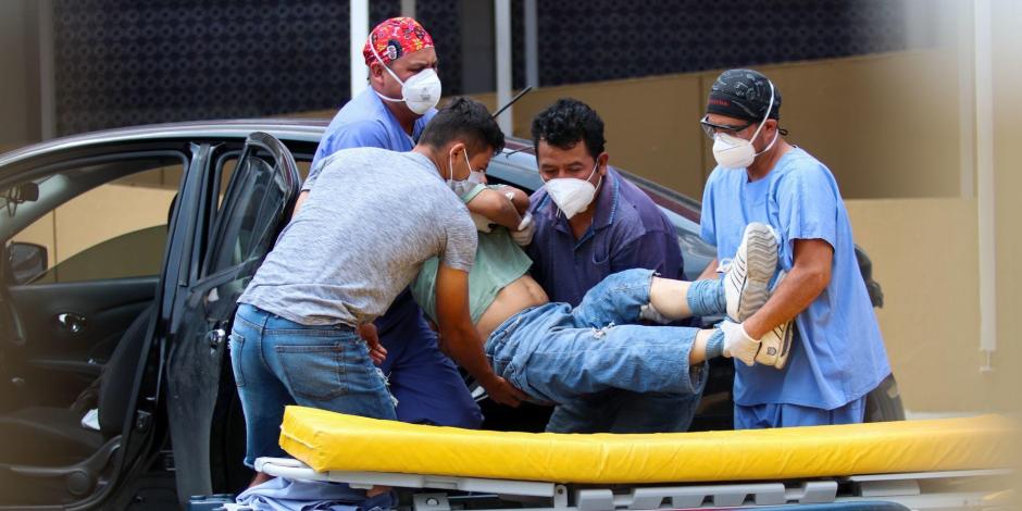 Un hombre llega al área de triage Covid-19 del Hospital General de México.