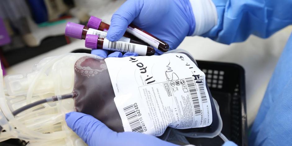Contenedores de sangre que fue extraída de un donador.