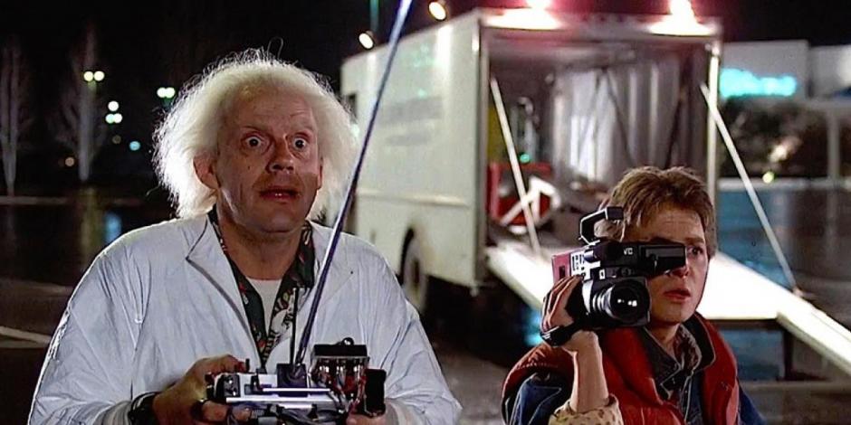 El Doc y Marty McFly en un fotograma de la cinta.