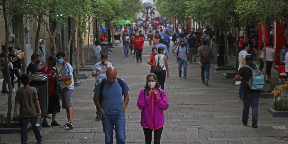 Tapatíos caminan por el corredor de la calle Morelos, en Guadalajara.