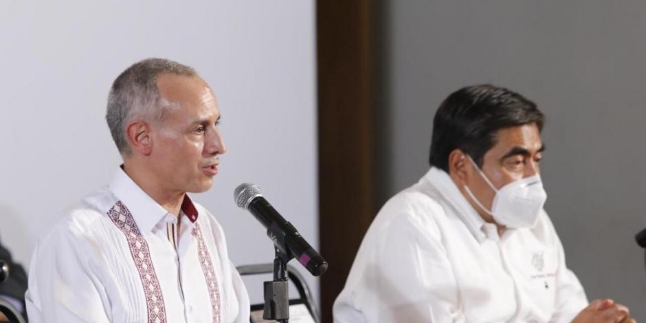 Hugo López-Gatell y Miguel Barbosa, durante conferencia de prensa en Puebla.