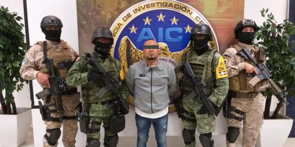 FUerzas federales y estatales presentan a El Marro, líder del Cártel de Santa Rosa de Lima,  tras ser aprehendido.