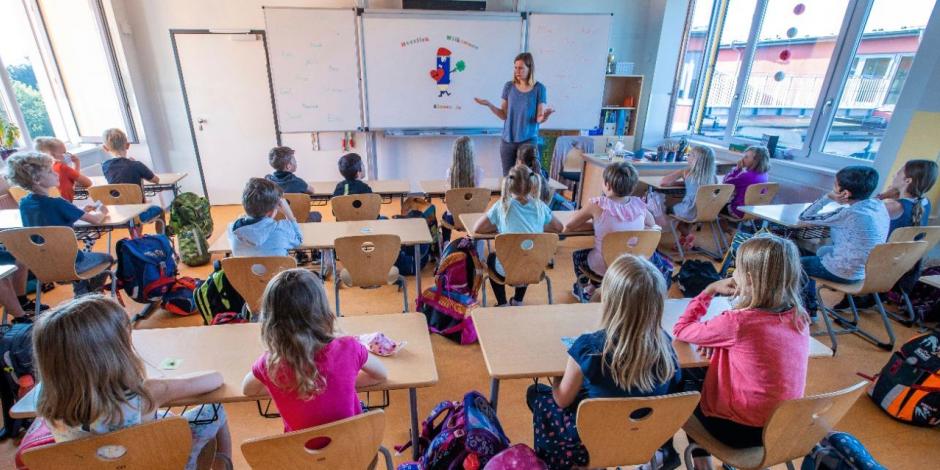 Niñas y niños egresan a clase en Alemania, el 3 de agosto de 2020.