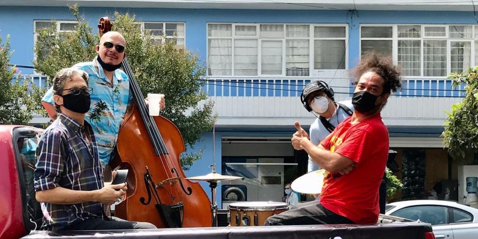 Músicos de jazz recorren la colonia Portales como parte del proyecto Jazz sobre ruedas.