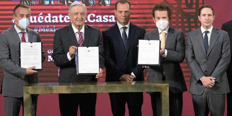 Emilio Azcárraga, el Presidente López Obrador, Olegario Vázquez Aldir, Francisco González Albuerne y Benjamín Salinas Sada, ayer.