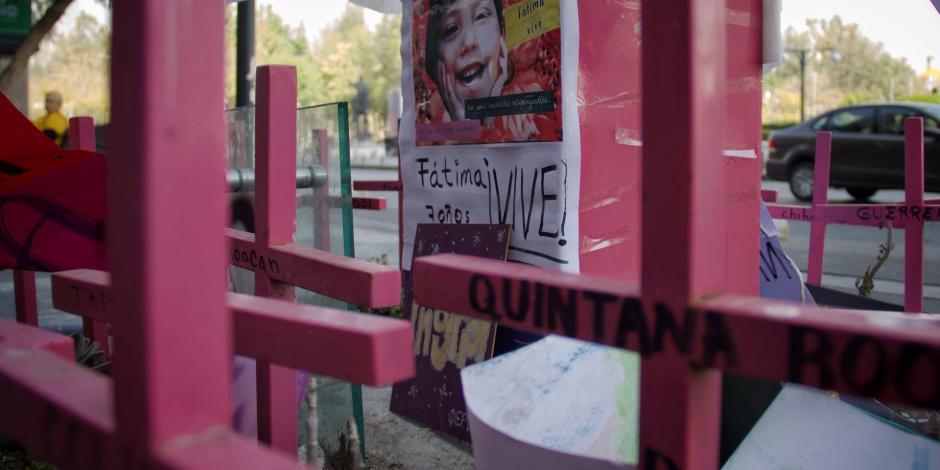 Memorial de mujeres víctimas de feminicidio al pie de la antimonumenta de avenida Juárez.