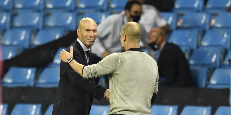 Zinedine Zidane y Josep Guardiola se saludan de mano antes del duelo entre Manchester City y Real Madrid.