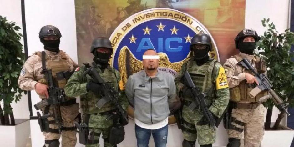 Fuerzas federales y estatales presentan a El Marro, líder del Cártel de Santa Rosa de Lima, tras ser aprehendido en agosto de 2020