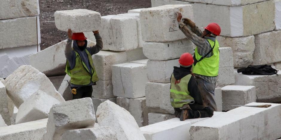 Trabajadores del Gobierno continúan realizando las obras de la construcción del puente vehicular Periférico-Cuemanco.