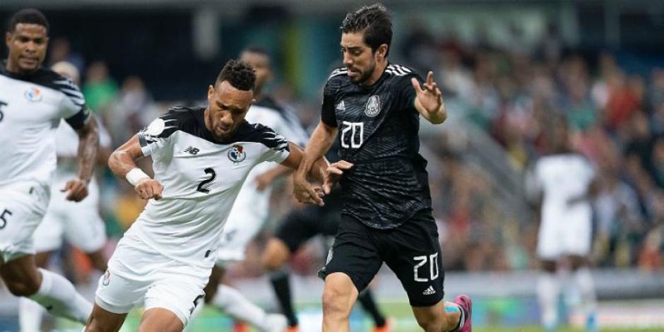 Rodolfo Pizarro intenta quitarle el balón a un jugador de Panamá en octubre de 2019 en actividad de la Liga de Naciones de la Concacaf.