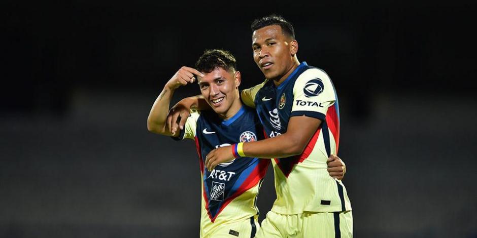Leo Suárez y Roger Martínez celebran un tanto contra Santos el jueves pasado en Ciudad Universitaria.