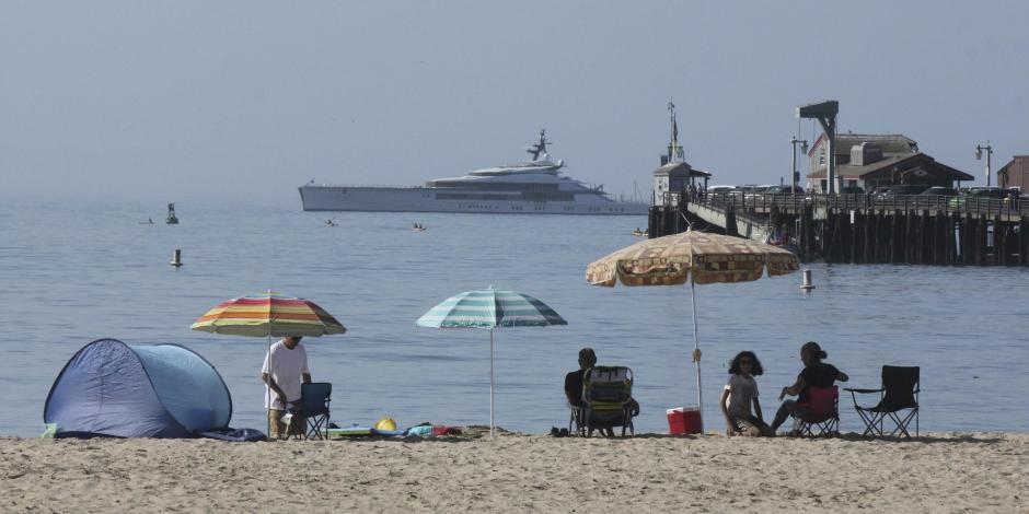 Bañistas en la playa de Santa Bárbara, la tarde del domingo 16 de agosto de 2020..