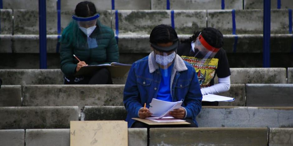 Aspirantes realizaron el examen de ingreso a la UNAM portando cubrebocas y careta.