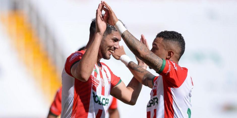 Jugadores de los Rayos festejan un gol contra el Mazatlán FC en la Jornada 4 del Guard1anes 2020.