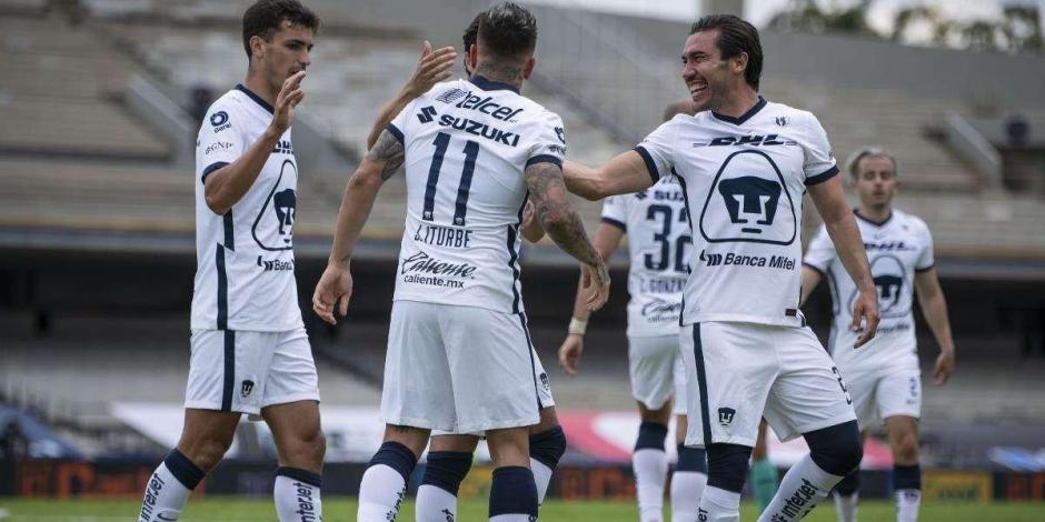 Futbolistas de Pumas celebran un gol contra el Querétaro en la Jornada 1 del torneo.