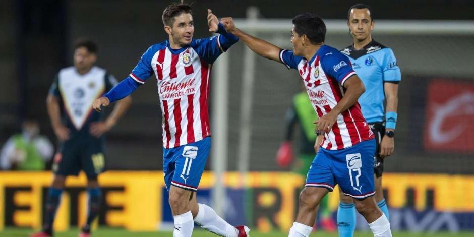 Isaac Brizuela y Jesús Sánchez festejan un gol del Guadalajara en la Copa por México el mes pasado.