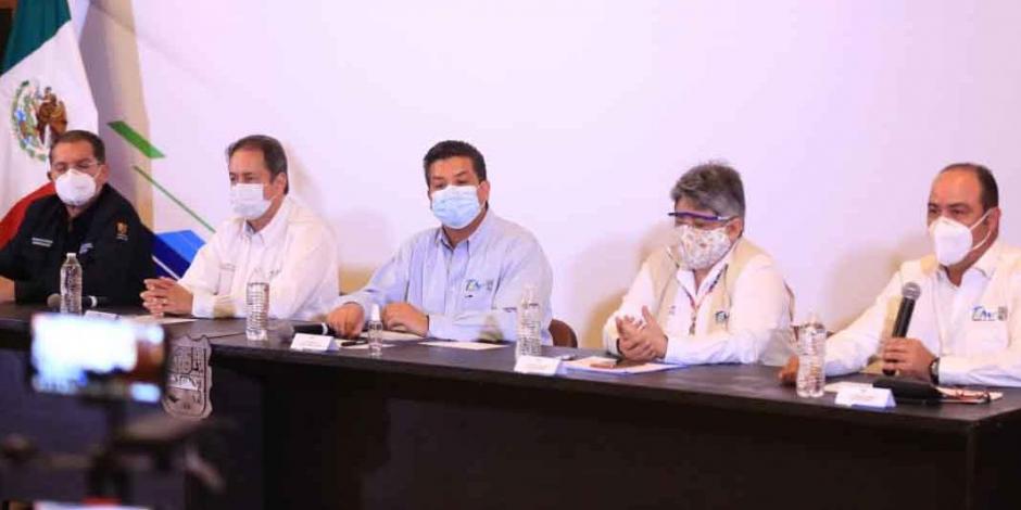 El gobernador Francisco García Cabeza de Vaca (centro) anuncia programa emergente para evitar cierre de pequeños negocios.