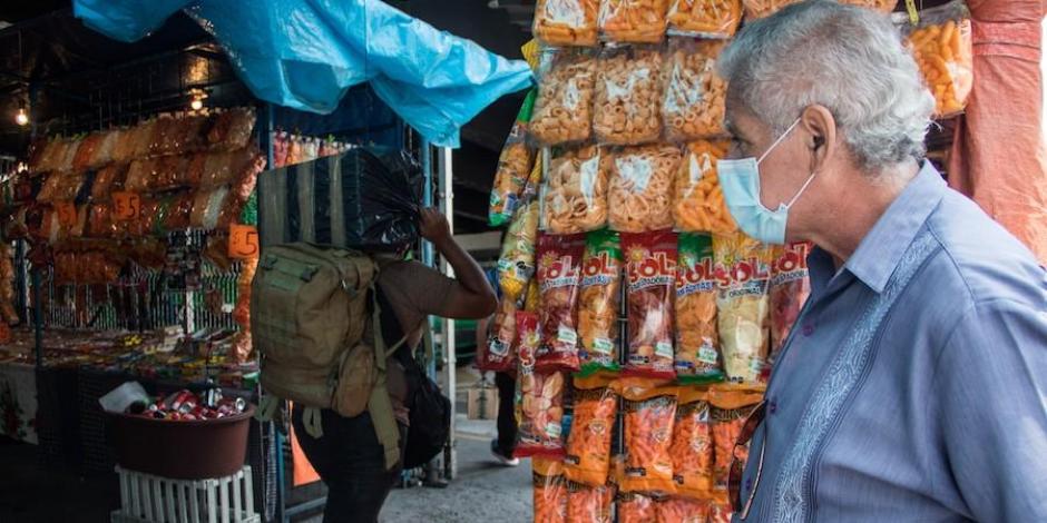 Un hombre contempla los productos de un puesto de chatarra, en la colonia Guerrero.