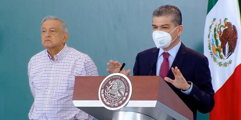 Miguel Ángel Riquelme habla en el estrado junto al Presidente Andrés Manuel López Obrador.