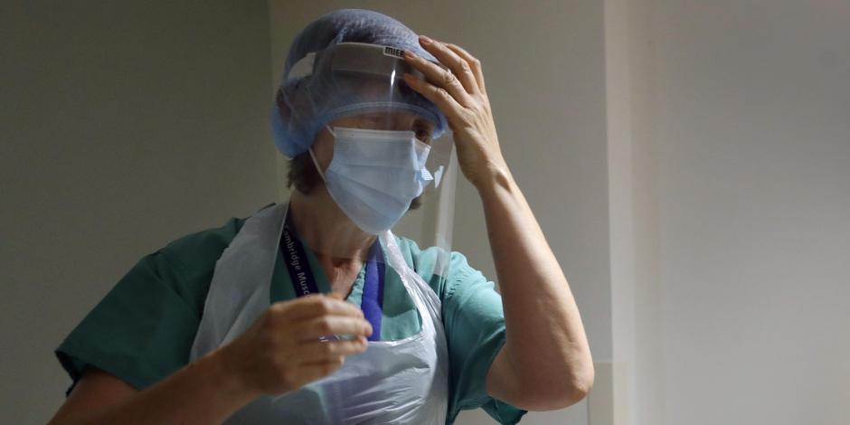 La reumatóloga Frances Hall, antes de ingresar a una sala donde los pacientes con coronavirus en Inglaterra, el 21 de mayo de 2020.