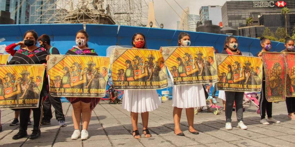 Manifestantes portan carteles del Consejo Nacional Indígena
