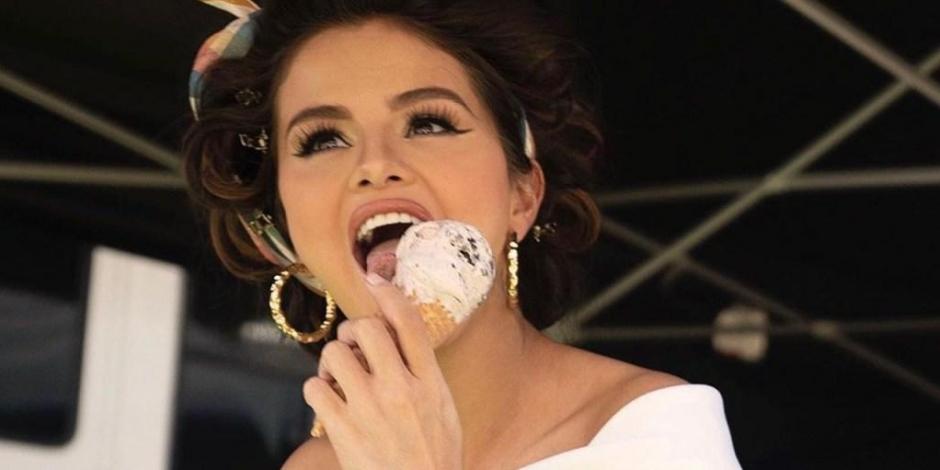 Selena Gómez degusta un helado