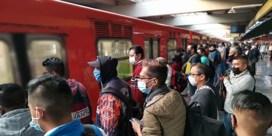 Pasajeros abordan un vagón de Metro en la Ciudad de México.