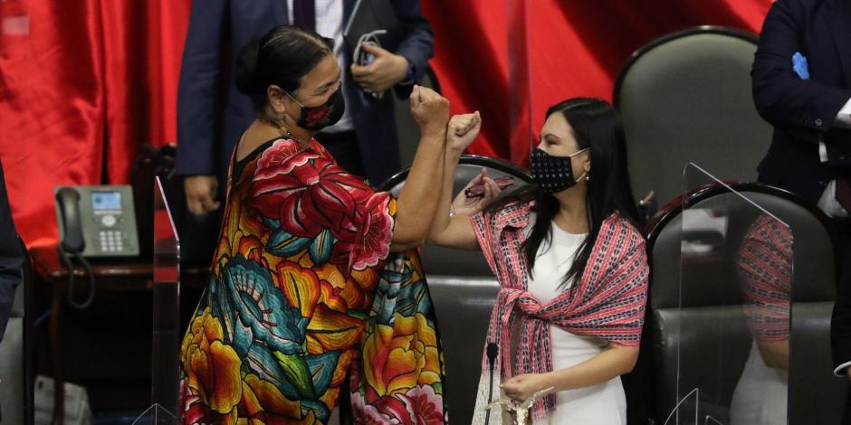 Dulce María Sauri choca el brazo con Laura Angélica Rojas, tras tomar protesta como nueva presidenta de la Cámara de Diputados.