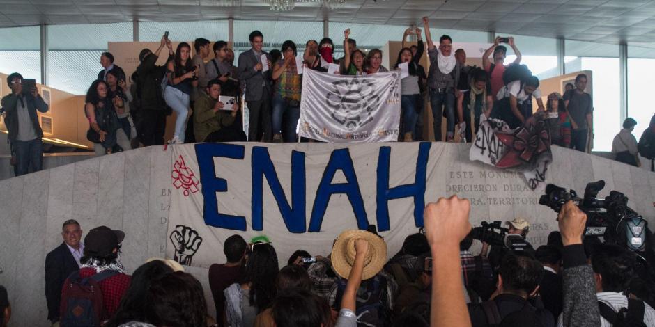 Estudiantes de la Escuela Nacional de Antropología e Historia (ENAH), durante una manifestación en las inmediaciones del Museo Nacional de Antropología, en 2018.
