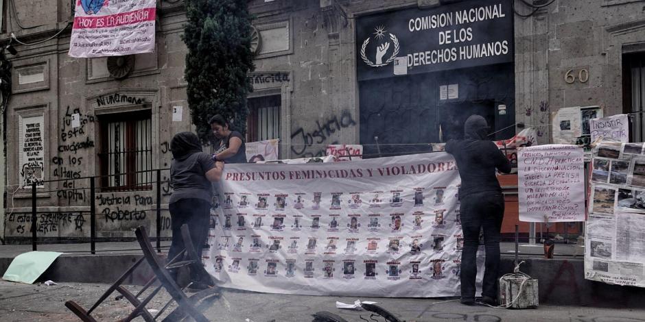 Colectiva feminista ni una menos y familiares de víctimas de desaparición forzada mantienen la toma de las instalaciones de la CNDH.