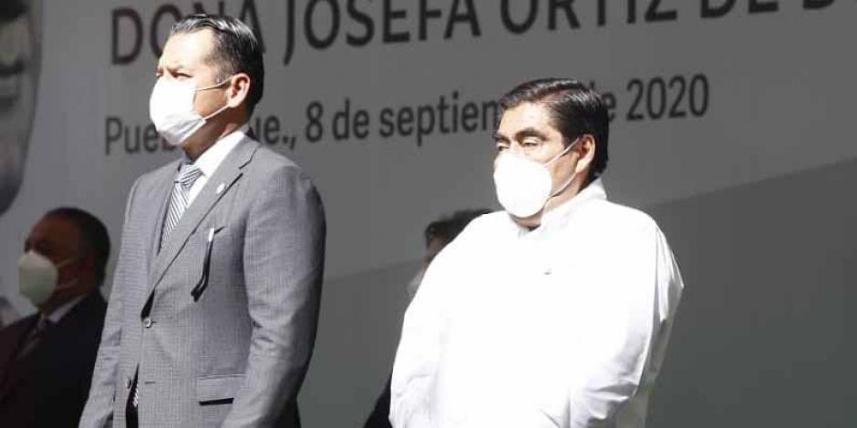 El gobernador Miguel Barbosa (der.) encabeza la ceremonia del 252 aniversario del natalicio de Josefa Ortiz de Domínguez.