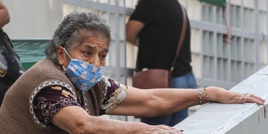 Una mujer afuera de un hospital que atiende coronavirus en la Ciudad de México.