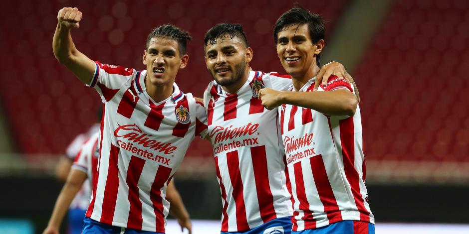 Jugadores del Guadalajara festejan su gol contra el Querétaro en la Fecha 9 del campeonato.