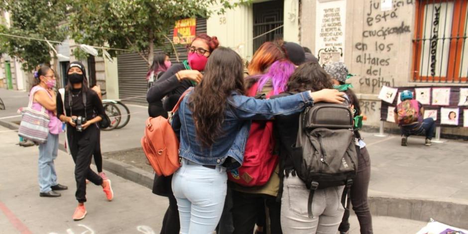 Abrazo entre mujeres afuera de la Comisión Nacional de Derechos Humanos del Centro Histórico