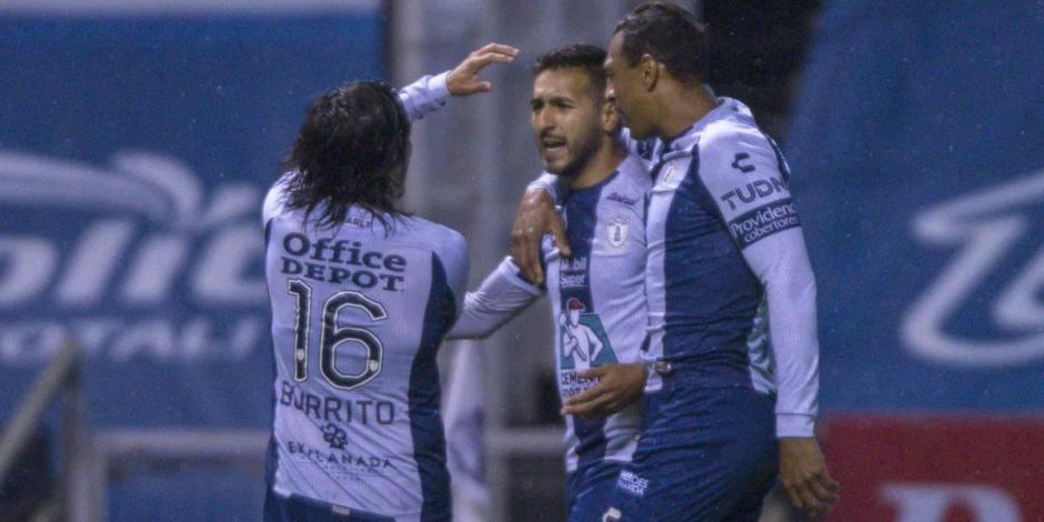 Jugadores del Pachuca celebran su gol ante el Puebla en la Fecha 5 del certamen.