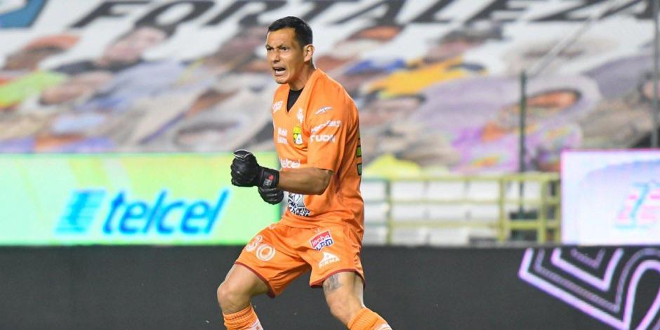 El guardameta del León celebra un gol de su equipo en el Torneo Guard1anes 2020.