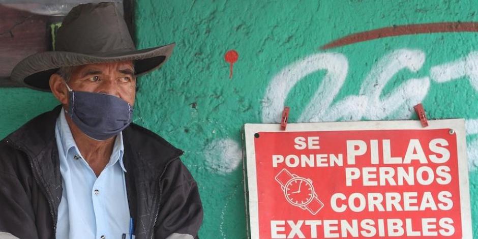 Ante la crisis, un vecino de la colonia Guerrero ofrece reparación de relojes.