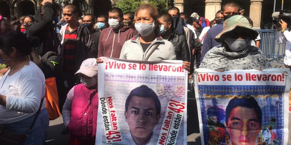 Padres de los 43 normalistas de Ayotzinapa, el 23 de septiembre de 2020.