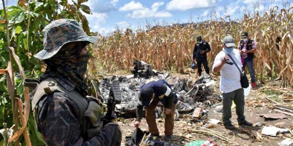 Elementos de la Fiscalía y del Ejército de Guatemala muestran las armas y droga halladas en el jet.