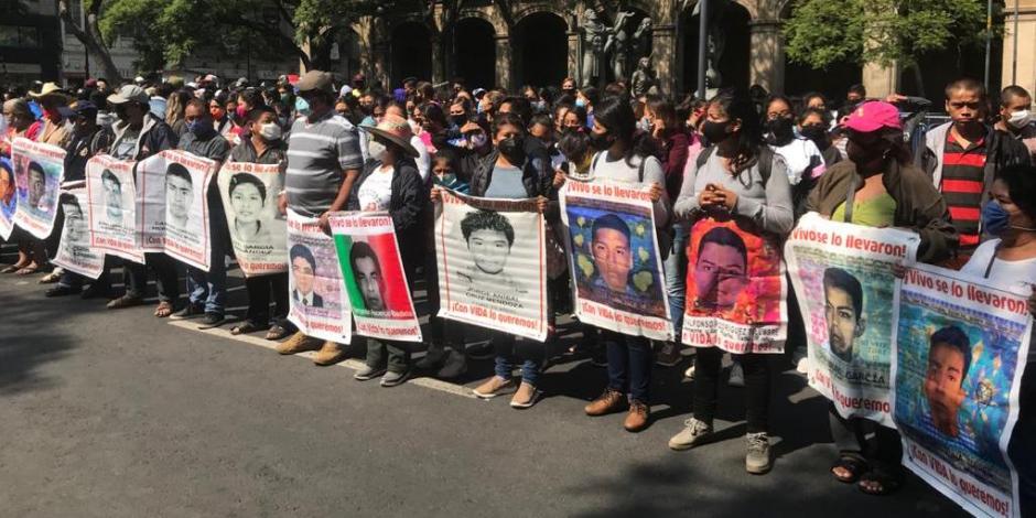 Estudiantes y familiares de los normalistas desaparecidos hace 6 años realizaron un mitin afuera de la SCJN para exigir justicia y agilizar las investigaciones.