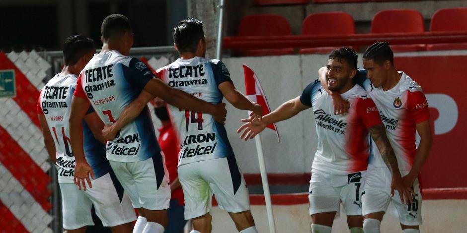 Jugadores del Guadalajara festejan un gol contra el Necaxa en la Fecha 10.