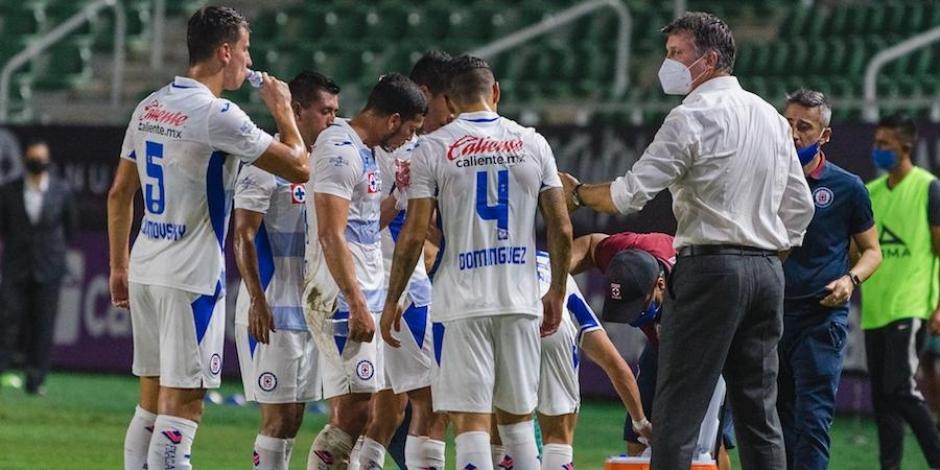 Robert da indicaciones el pasado viernes en el juego contra Mazatlán FC.