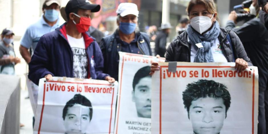 Familiares de los 43 normalistas de Ayotzinapa.
