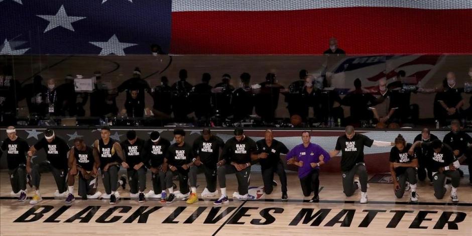 Jugadores de la NBA se manifiestan contra el racismo.