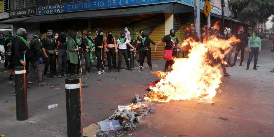 Manifestantes y policías se enfrentaron en calles de la CDMX.