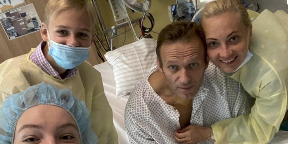 Alexei Navalny (centro) con su esposa, Yulia (a la derecha) y sus hijos, en un hospital de Berlín, Alemania.