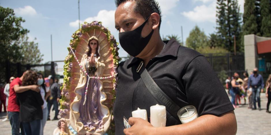 Un devoto de la virgen de Guadalupe en la Basílica de la Ciudad de México.