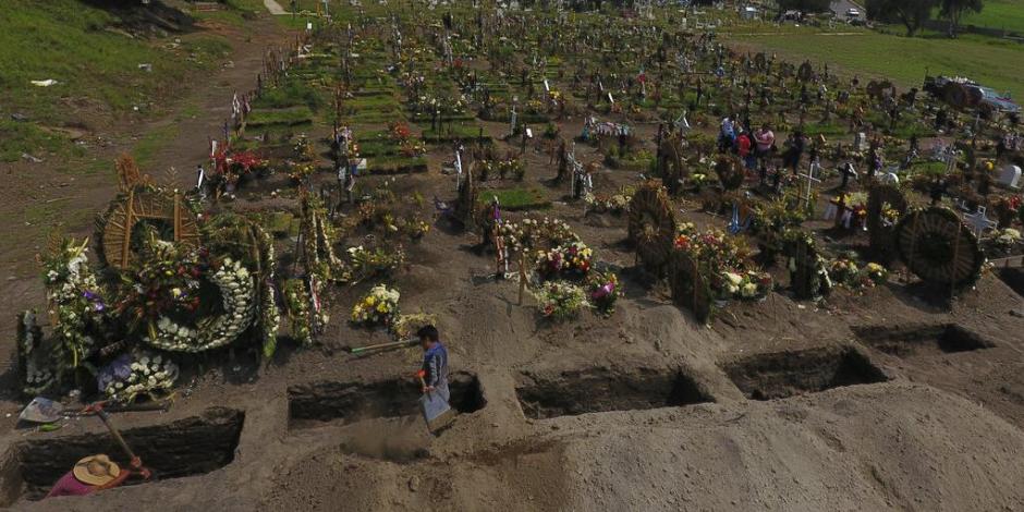 Trabajadores excavan nuevas tumbas el 24 de septiembre en una sección del cementerio del Valle de Chalco en las afueras de la Ciudad de México.